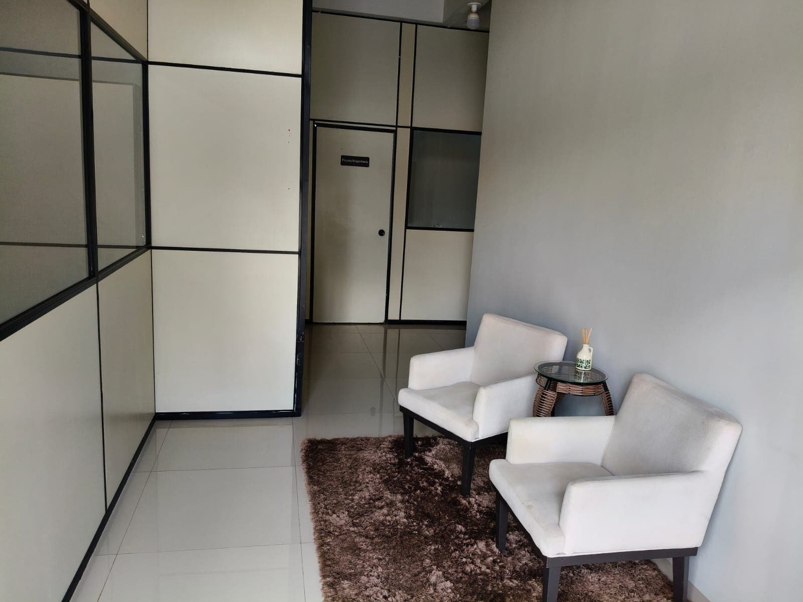 Espaço de atendimento do escritório