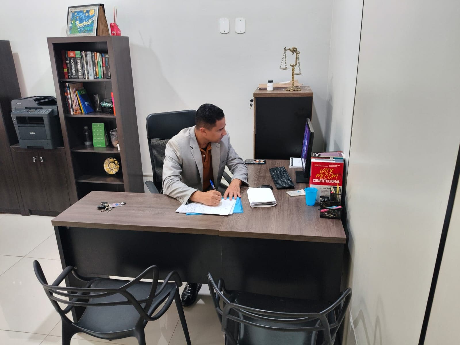 Visão complementar do ambiente do escritório